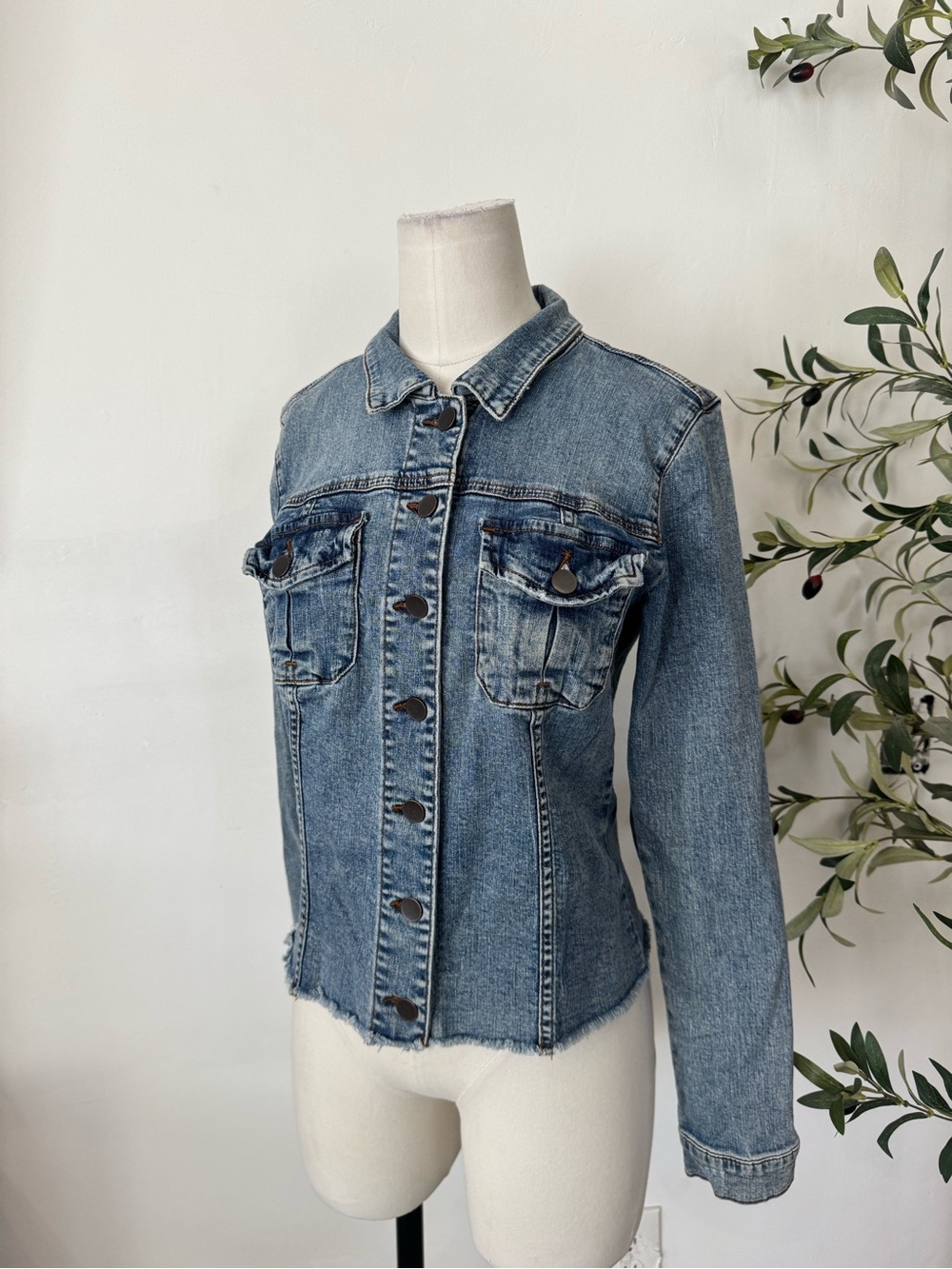 KUT From The Kloth Denim Jacket Women’s L Blue Raw Hem Stretch Jean Jacket